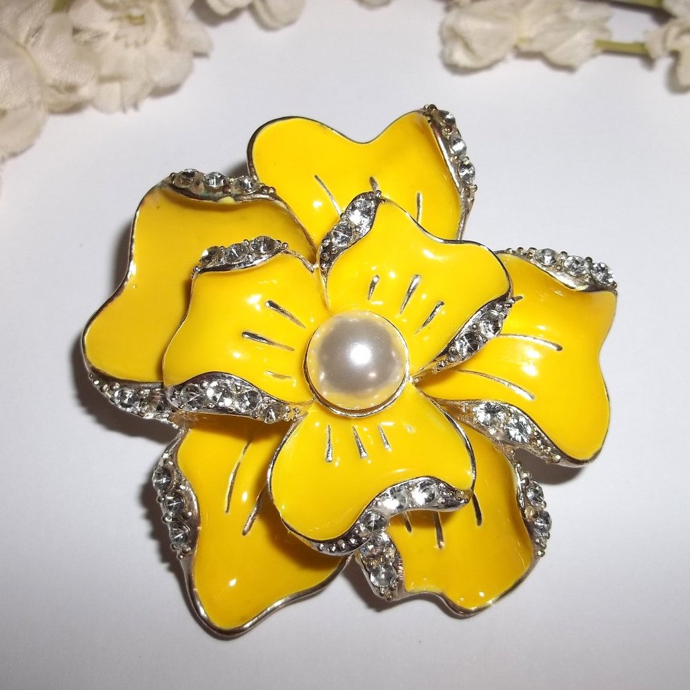 Retro Brooch Yellow Enamel Flower with White Faux Pearl Rhinestones Silver C410